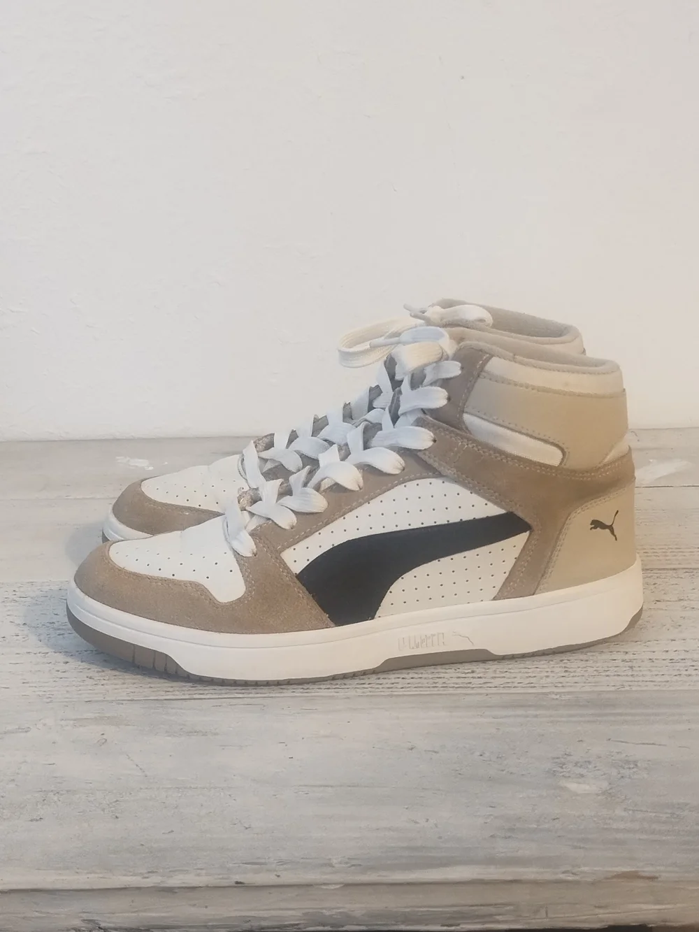 PUMA Rebound Layup SL Basketball Sneaker - Beige and black white395130-02/msz7.5